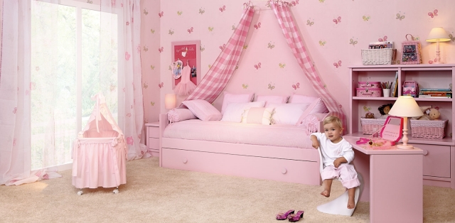 déco-chambre-bébé-papillons-murales-berceau-rose-bureau