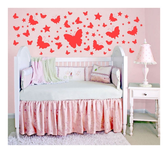 déco-chambre-bébé-papillons-rouges-lit-bébé-table-nuit-lampe-poser