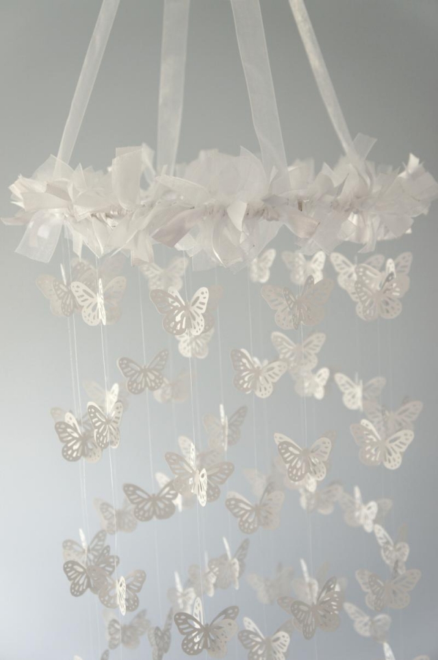 déco-chambre-bébé-papillons-suspendus-plafond