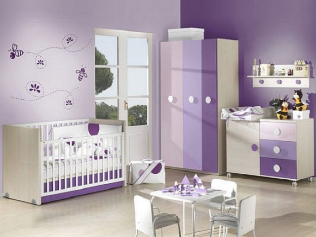 déco-chambre-bébé-thème-papillon-couleur-violette