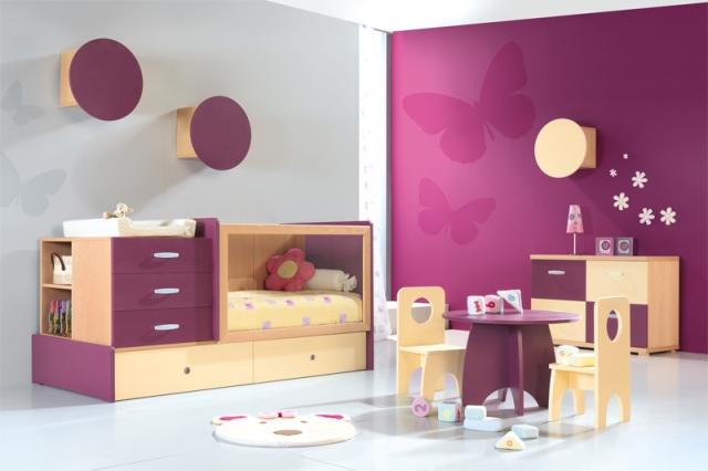 déco-chambre-bébé-thème-papillon-mur-violet