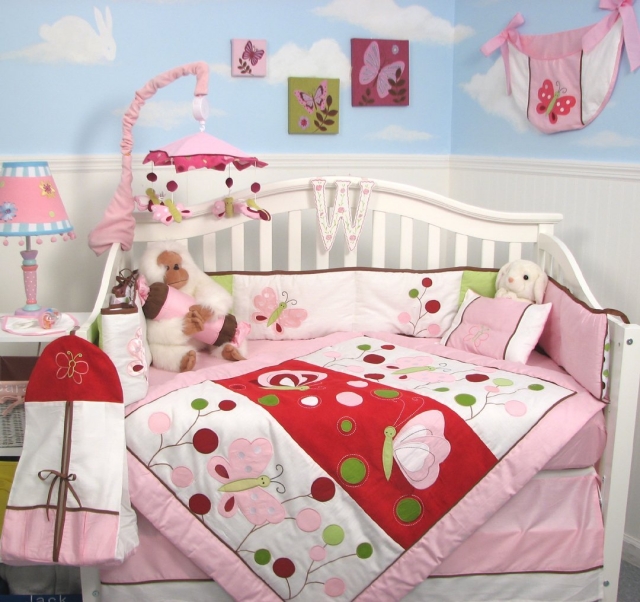 déco chambre bébé theme-papillons-couvertures-mur