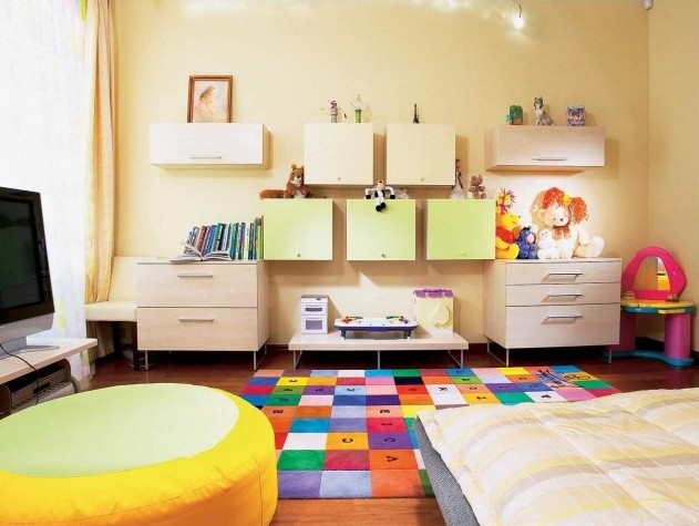 déco-chambre-d'enfant-beau-tapis-couleurs-vives