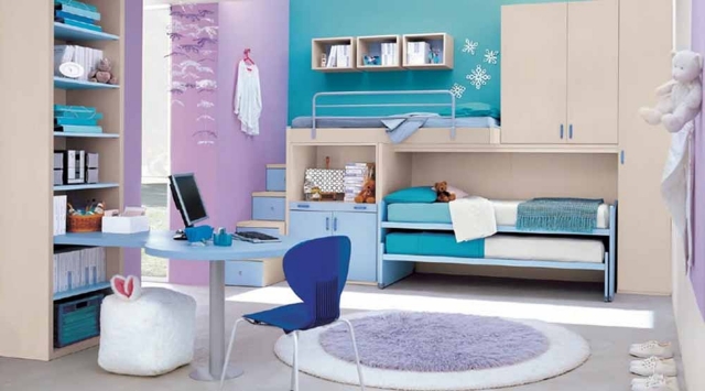 déco-chambre-d'enfant-lit-pliable-couleur-violette-bleue