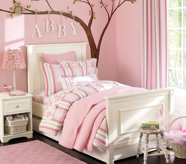 déco chambre fille dée-originale-mur-rose-lettres-linge-lit-rayures