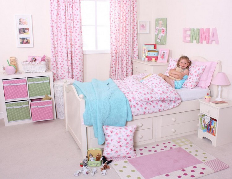 déco chambre fille -lit-rangements-rideaux-tapis-rose-motif-floral