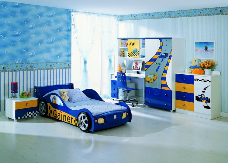 déco-chambre-garçon-papiers-peints-bleu-blanc-parquet-lit-voiture-bleu