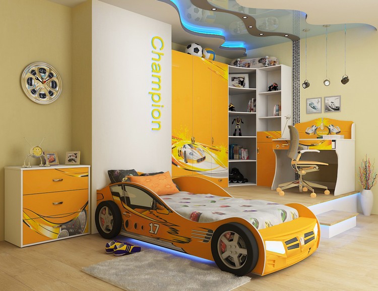 déco-chambre-garçon-peinture-jaune-lit-voiture-parquet-massif-plafond