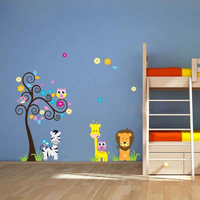 déco-chambre-petite-fille-stickers-muraux-originaux-mur-bleu-arbre-hibou-lion-girafe