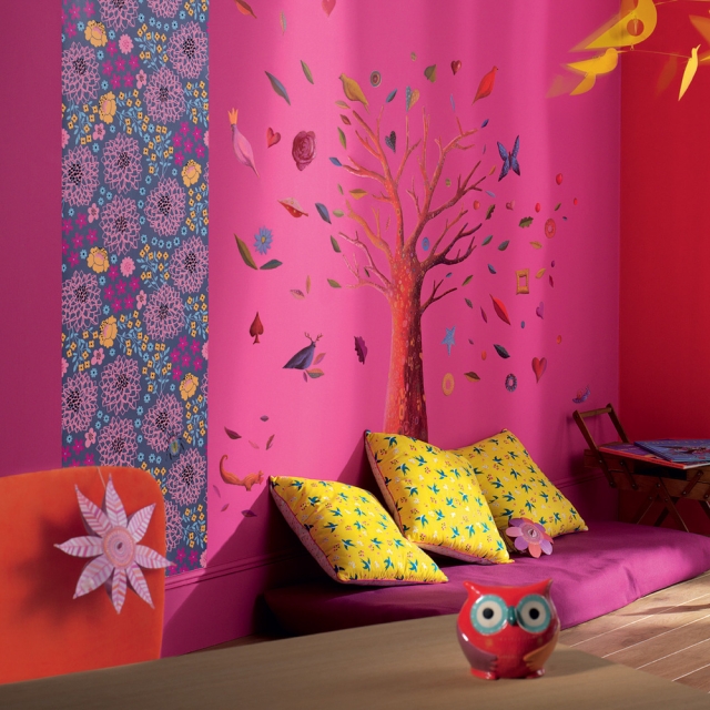 déco-chambre-petite-fille-stickers-muraux-originaux-murs-rose-foncé-arbre-feuilles