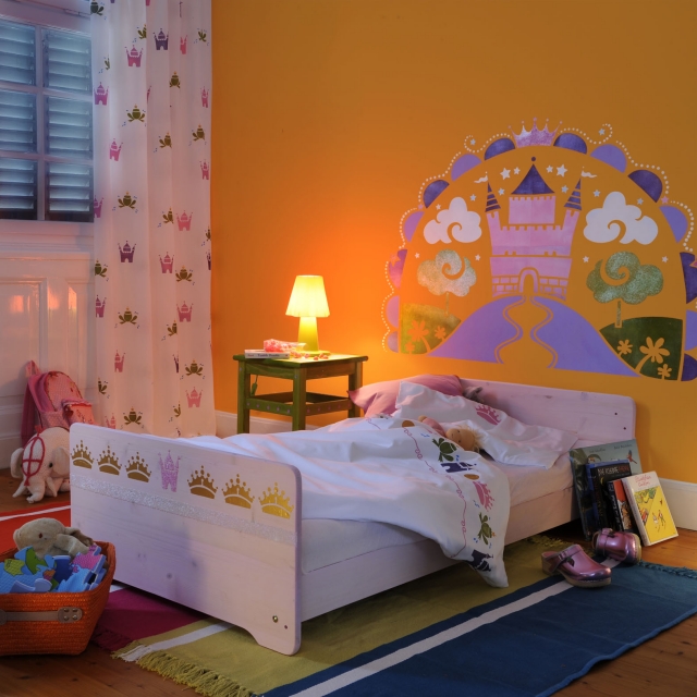 chambre petite fille déco-chambre-petite-fille-stickers-muraux-originaux-palais-mur-orange