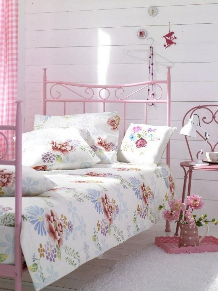 déco de la chambre ado –fille-cadre-lit-rose-literie-motifs-floraux