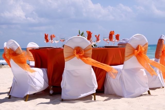 déco-de-mariage-chaises-blanches-ruban-table-orange