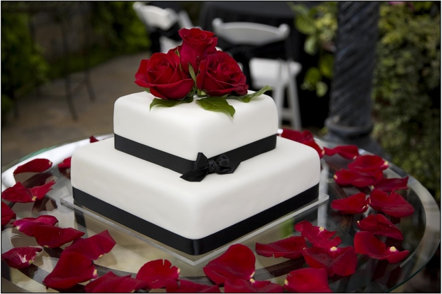 déco de mariage gâteau-petales-roses-rubans-noirs