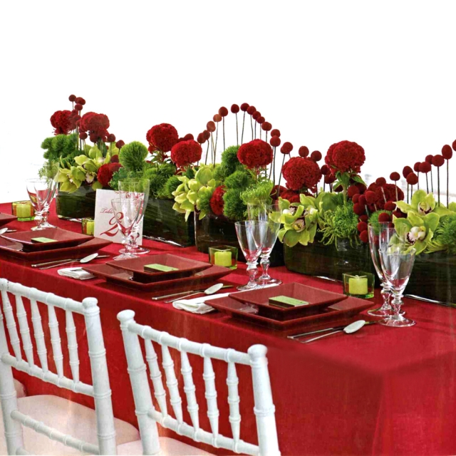 déco de mariage table-rouge-chaises-blanches-roses-style