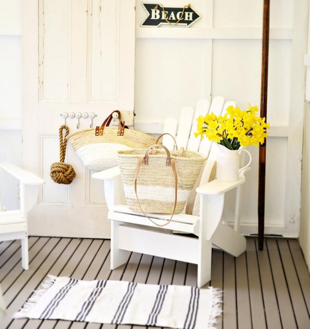 déco vintage porche chaises-blanches-paniers-fleurs