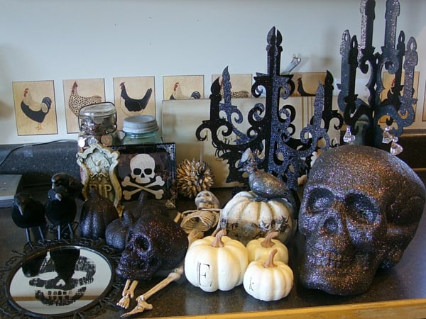 décoration-Halloween-table-idées-uniques-designers-crânes-citrouilles-blanches-corbeaux décoration Halloween de table