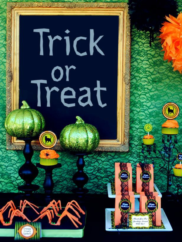 décoration-Halloween-table-idées-uniques-designers-messages-Trick-Treat-petites-citrouilles-vertes