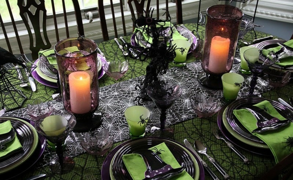 décoration-Halloween-table-idées-uniques-designers-nappe-verte-toiles-araignées-bougies-arbre-décoratif-noir