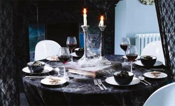 décoration-Halloween-table-idées-uniques-designers-rideaux-dentelle-noirs-toile-araignée décoration Halloween de table