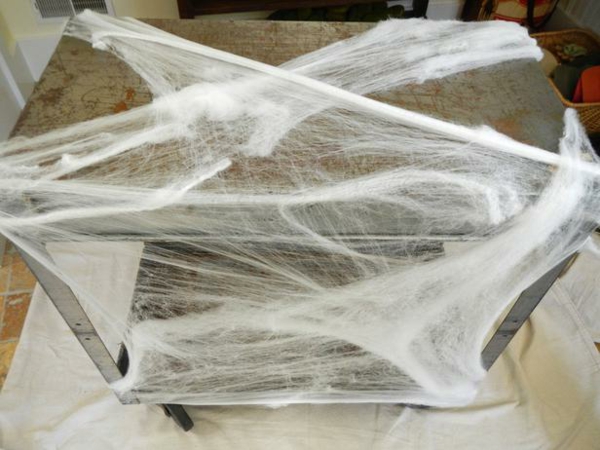 décoration-Halloween-table-idées-uniques-designers-tissu-effet-toile-araignée décoration Halloween de table