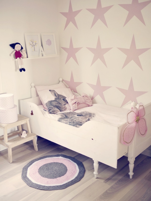 décoration-chambre-fille-rose-pastel-blanc-étoiles
