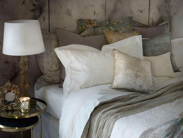 décoration-intérieur-Zara-home-automne-hiver-2014-coussins-décoratifs-couleurs-blanc-sable-or