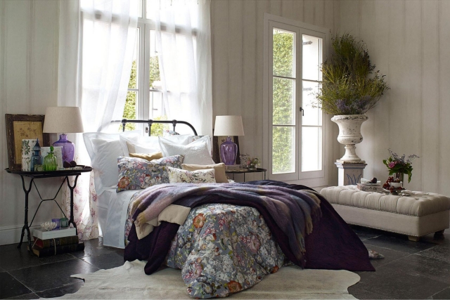 décoration-intérieur-Zara-home-automne-hiver-2014-couverture-lilas-foncé-motifs-floraux