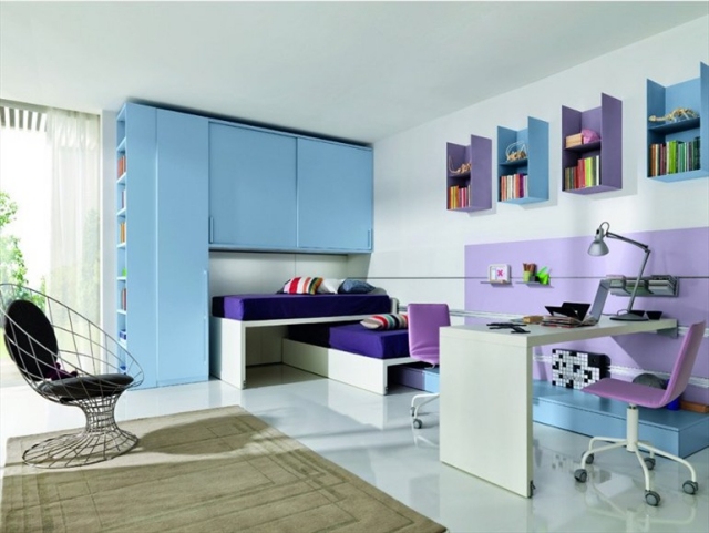 décoration-murale-idée-originale-etagere-couleur-bleue-violette