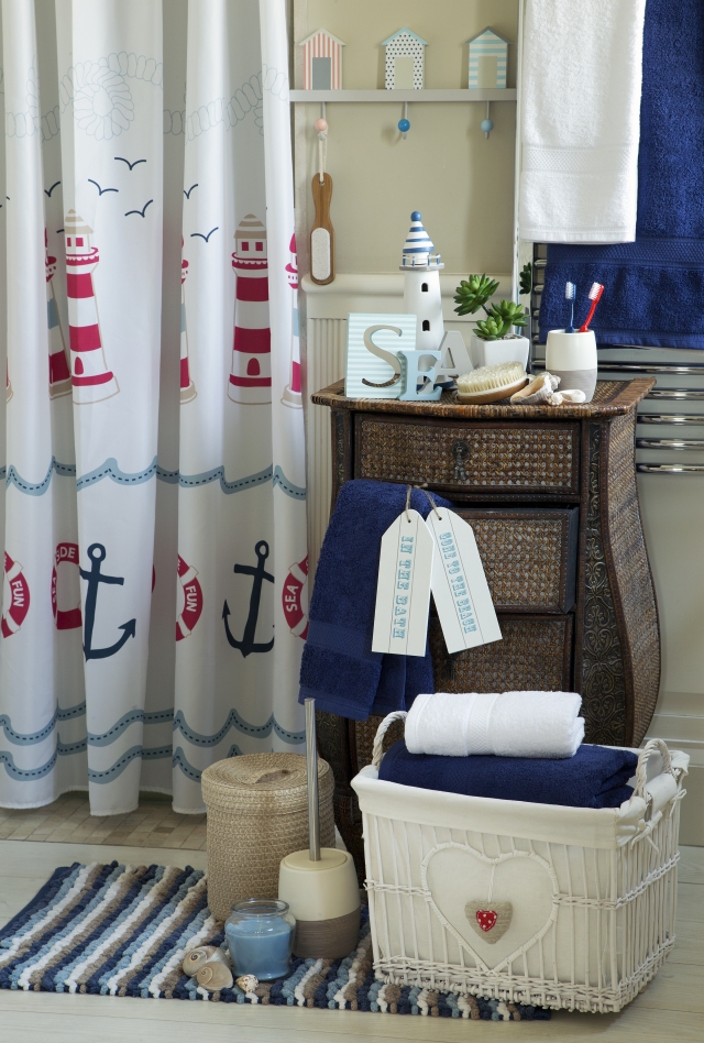 décoration-salle-bain-25-idées-style-nautique-linge-bain-bleu-blanc-tapis-rayures