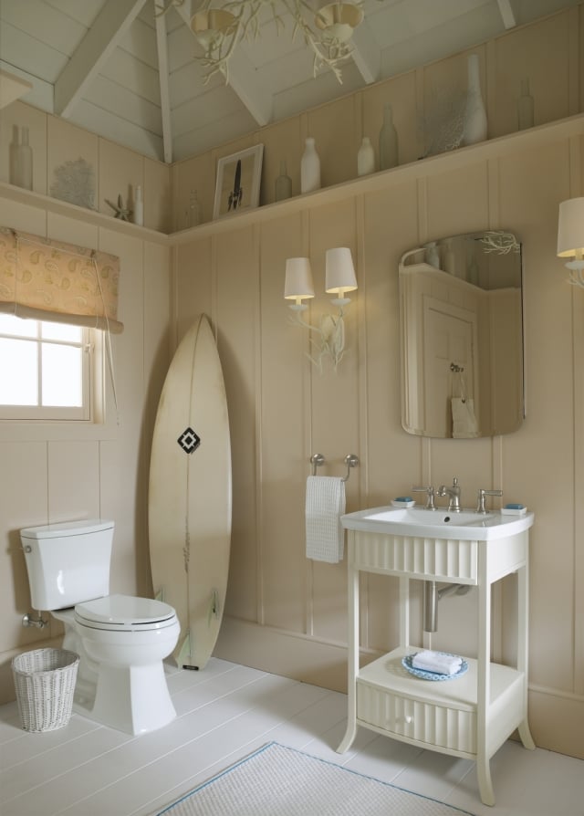 décoration-salle-bain-25-idées-style-nautique-murs-beiges-accents-blancs-planche-surf décoration salle de bain