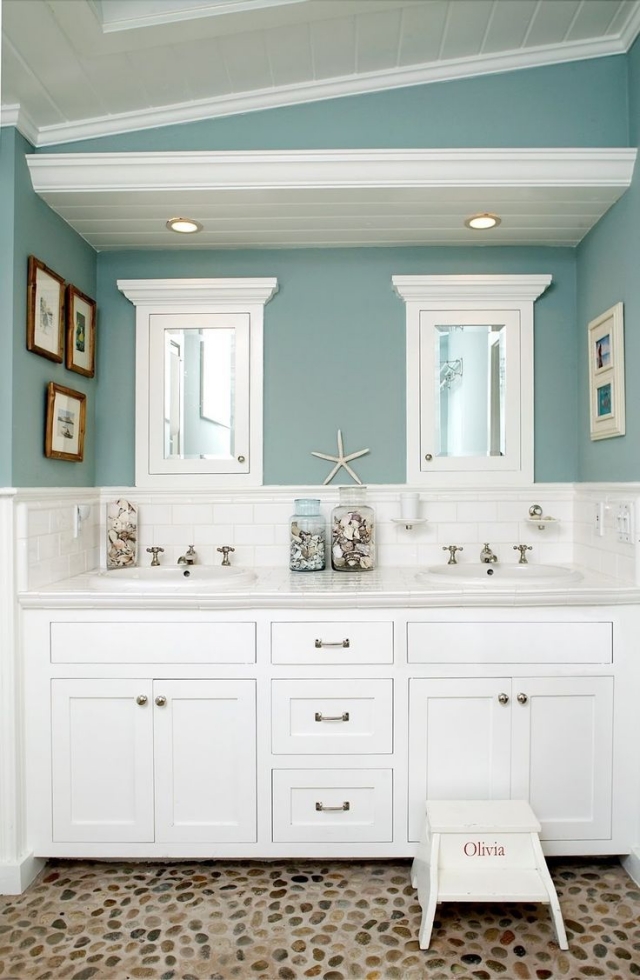 décoration salle de bain décoration-salle-bain-25-idées-style-nautique-murs-bleu-clair-étoiles-mer-coquillages