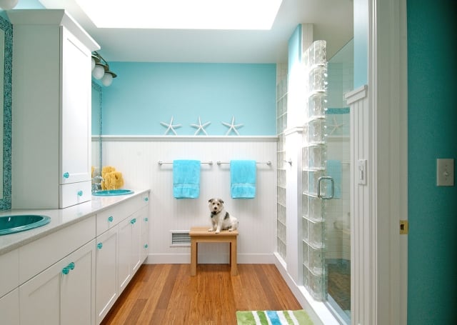 décoration salle de bain décoration-salle-bain-25-idées-style-nautique-murs-turquoise-étoiles-mer-blanches