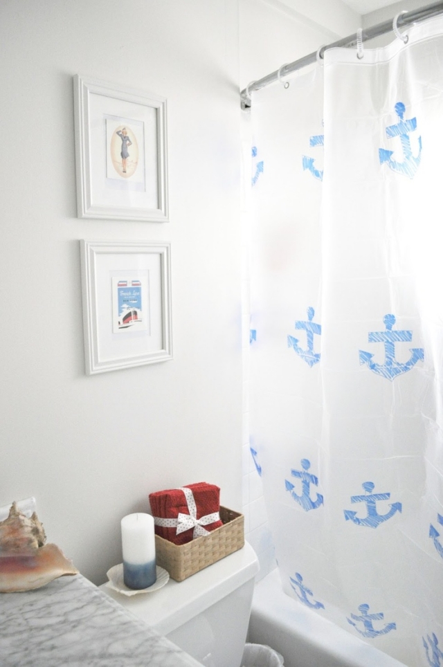 décoration-salle-bain-25-idées-style-nautique-rideau-douche-blanche-ancres-bleues
