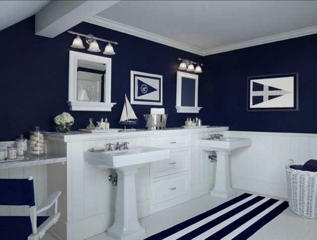 décoration salle de bain décoration-salle-bain-25-idées-style-nautique-tapis-rayures-blanc-bleu-murs-bleu-foncé