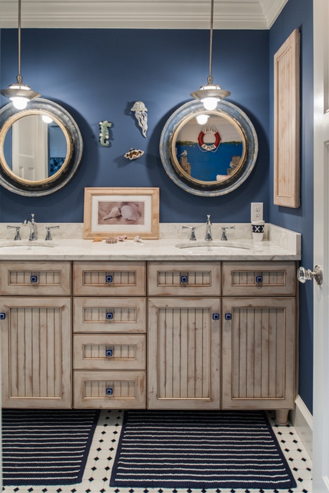 décoration salle de bain décoration-salle-bain-25-idées-style-nautique-tapis-rayures-bleu-blanc-cheval-mer