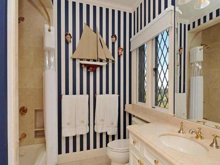 décoration-salle-bain-style-nautique-bleu-marine-blanc-beige