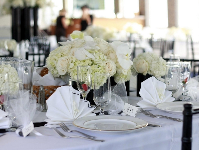 décoration de table mariage blanc roses-hortensias
