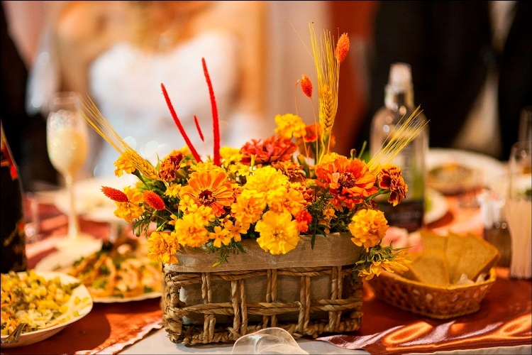 décoration-table-mariage-bouquet-fleurs-panier-bois-orange