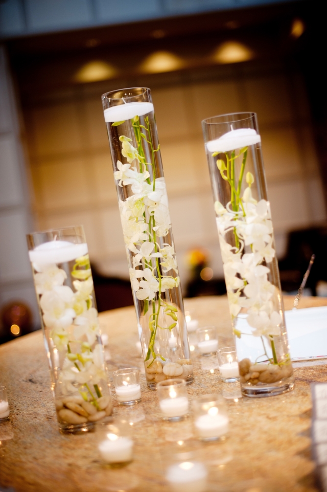 décoration de table mariage en fleurs blanches vases hauts