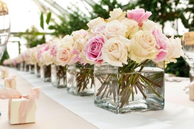 décoration-table-mariage-roses-pastel-vases-carrés
