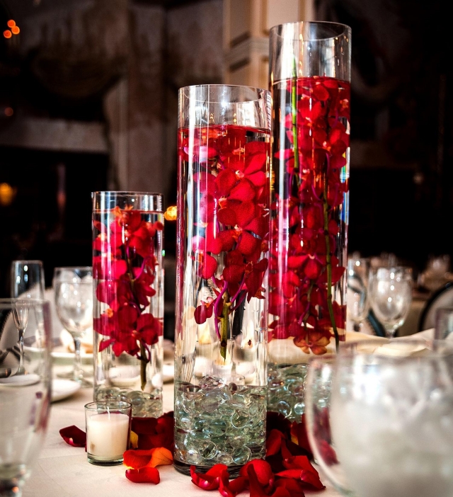 décoration de table mariage rouge fleurs-hauts-vases