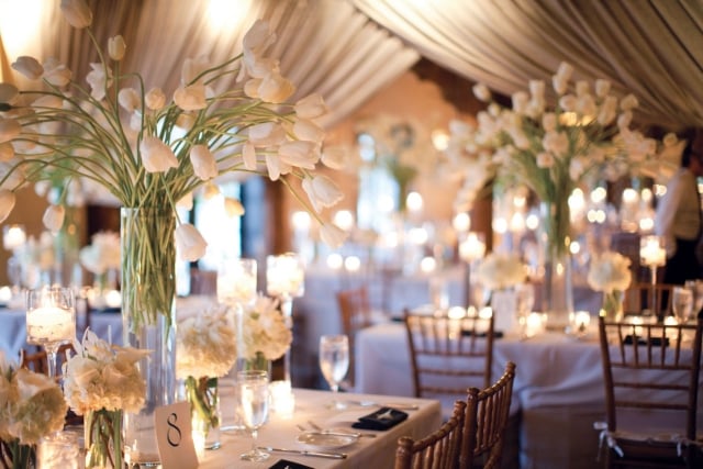 décoration de table mariage tulipes blanches vases hauts
