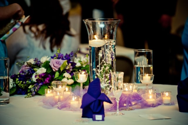 décoration-table-mariage-vase-haut-bougie-flottante