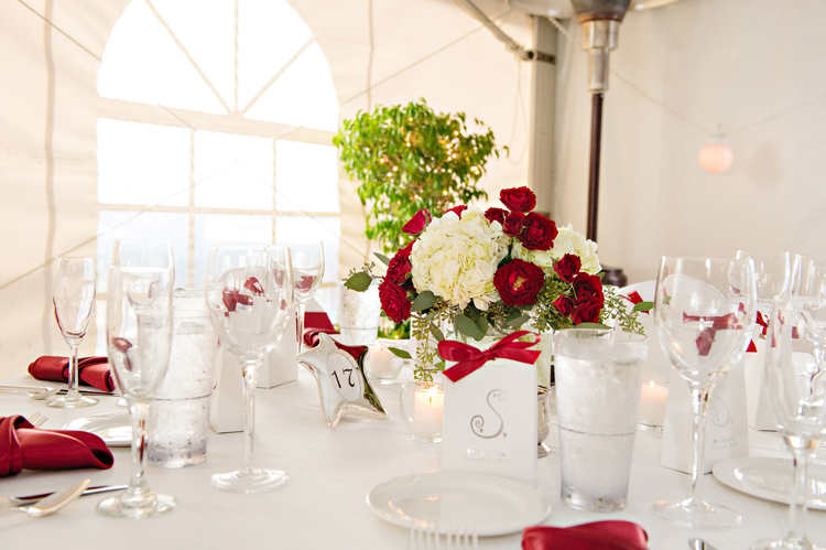 déco de mariage -centre-table-roses-rouges-hortensia-blanc-bougies-serviettes-rouges