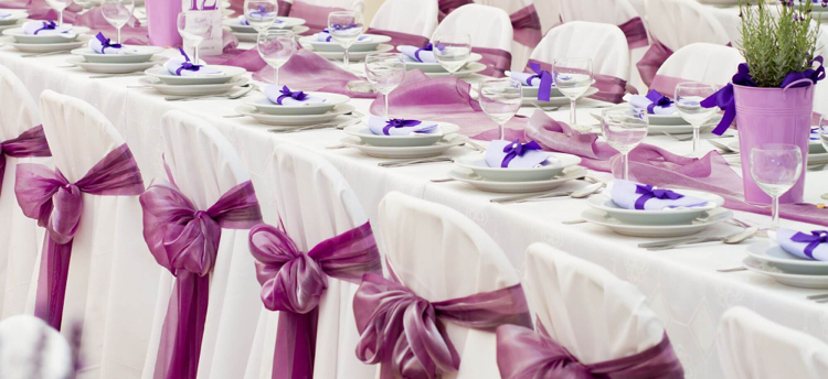 déco de mariage -chemin-table-rose-centre-table-lavande-rubans-chaises-rose
