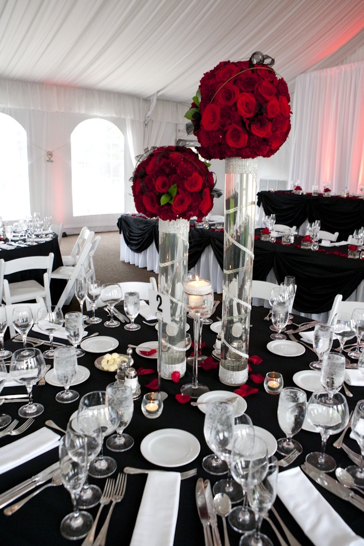 déco de mariage -nappe-table-noire-centre-table-roses-rouges-serviettes-blanches