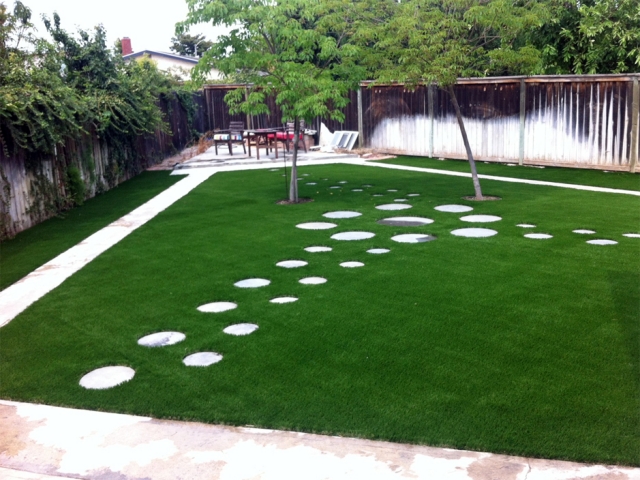 design-jardin pelouse synthétique allée-pas-japonais-dalles-rondes