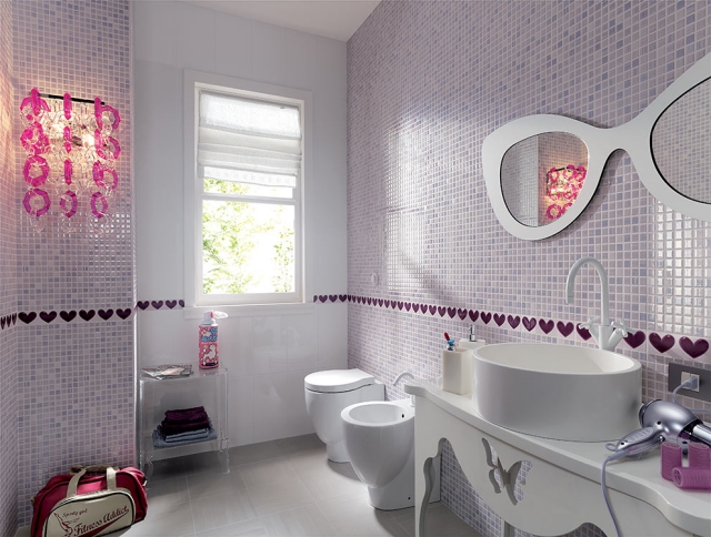 design-salle-bain-esprit-féminin-mosaïque-frise-coeurs
