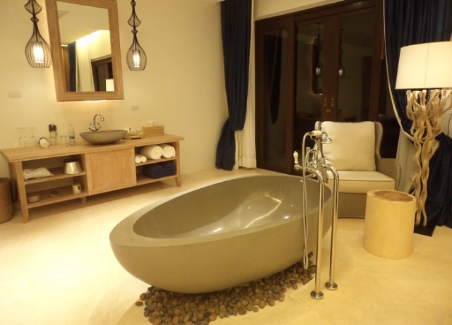 design-salle-bain-moderne-baignoire-îlot-galets-Apaiser